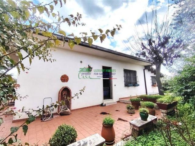 Rif: 2573 Villa con ampio giardino e vista panoramica – Chiaramonte Gulfi