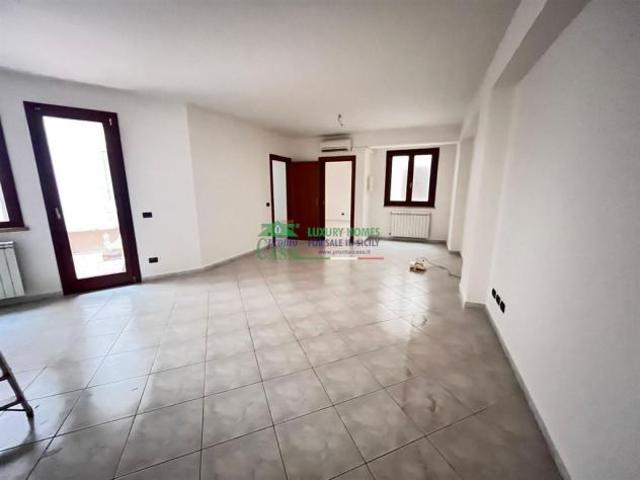 RIF: 2676 Vendesi appartamento 1 piano Vittoria, Zona Ospedale