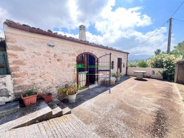 Rif: 2732 Villa ristrutturata immersa nella natura con ampi spazi esterni – Chiaramonte Gulfi