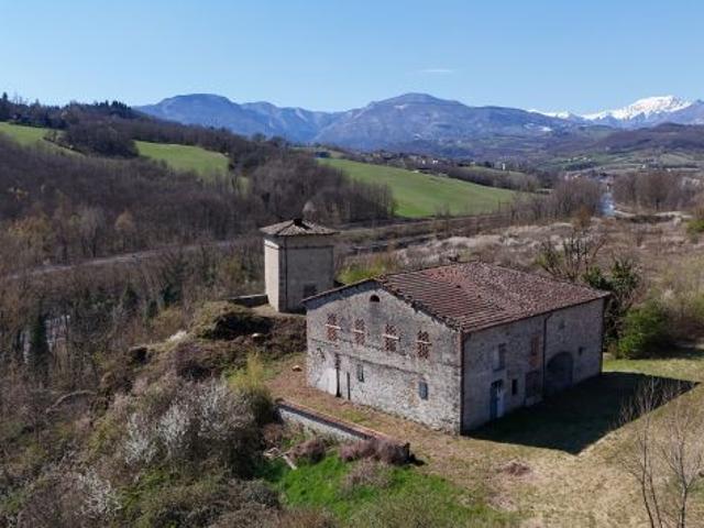 Rif 309 Antico Casale con torretta de XVll secolo: Un Investimento nella Storia