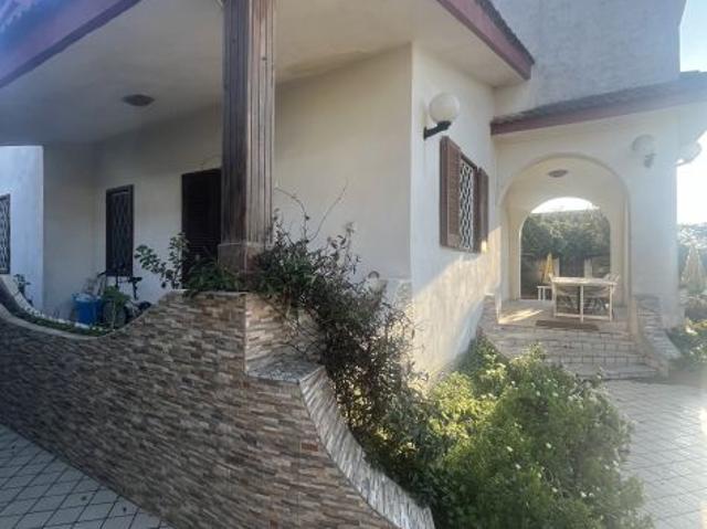 RIF. 500 VILLA SINGOLA VILLAGGIO COPPOLA CON GIARDINO