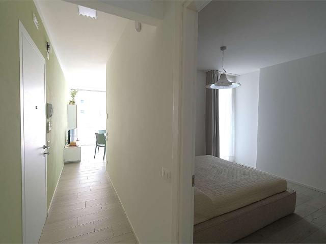 RIF. 9064 MODERNO 3 CAMERE 5 POSTI PIAZZA AURORA 01.08 08.08