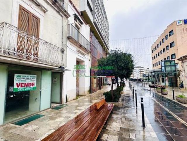 Rif. 9596 Locale Commerciale + Magazzino zona Centro, Ragusa