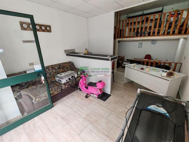 Rif. 9647 Locale commerciale con soppalco