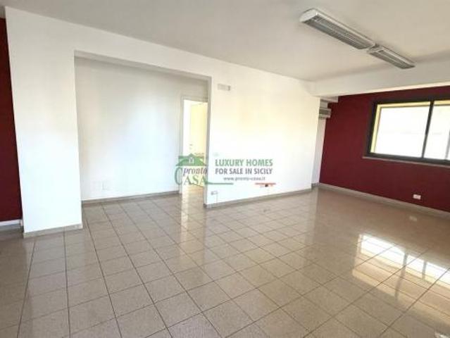 Rif. 9851 Appartamento uso ufficio + veranda