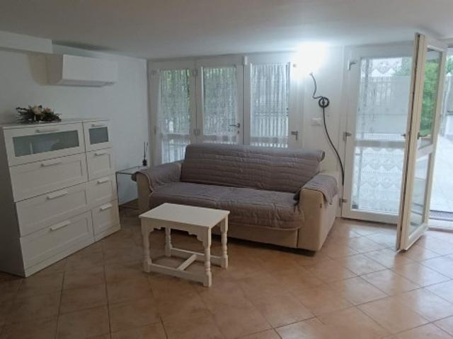 Rif. AC487 Monolocale con giardino vicinissimo al mare