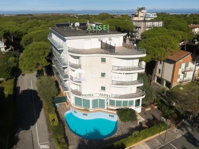 RIFERIMENTO FC105 HOTEL 3s CON PISCINA IMMERSO NELLA PINETA