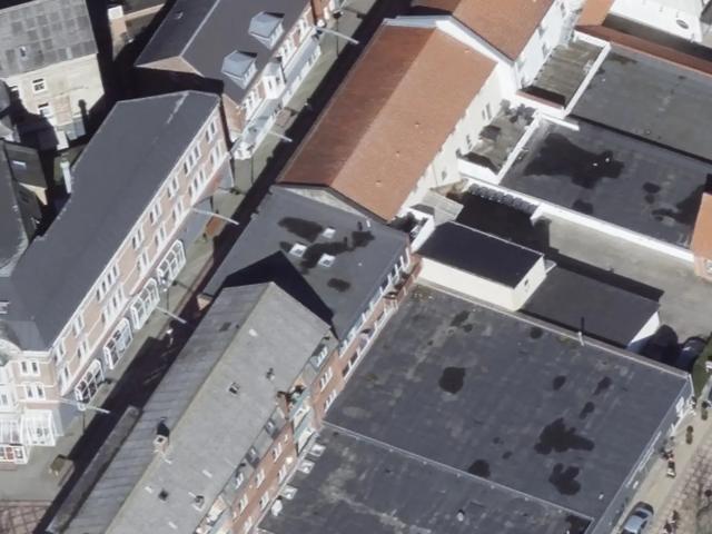 Rigtig gedigen ejendom med 2 forretningslokaler i byens gågade og ovenover er der 4 attraktive boliglejemål i god stand