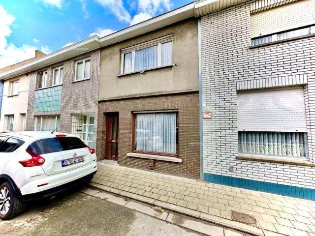 Rijwoning met garage en uitweg te koop in het centrum van Stasegem!