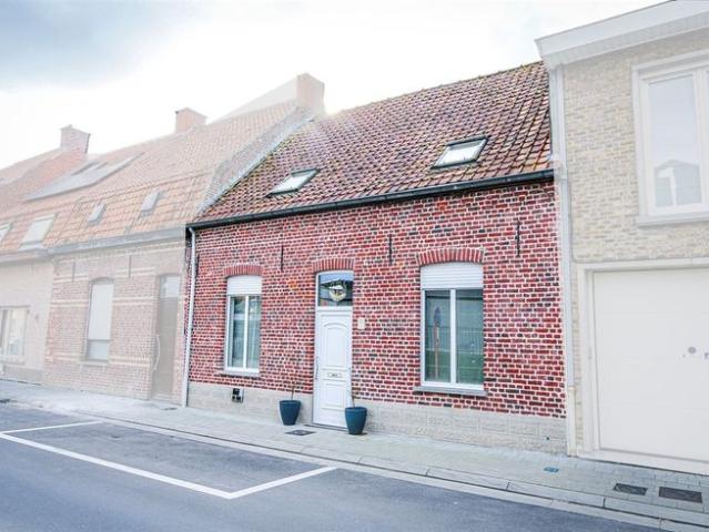 Rijwoning met grote tuin op 600m van dorpscentrum!