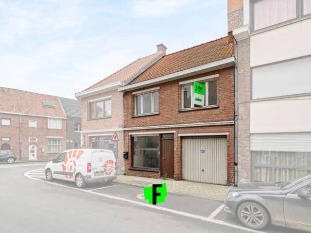Rijwoning met koer, 3 slaapkamers en garage in centrum Pope…
