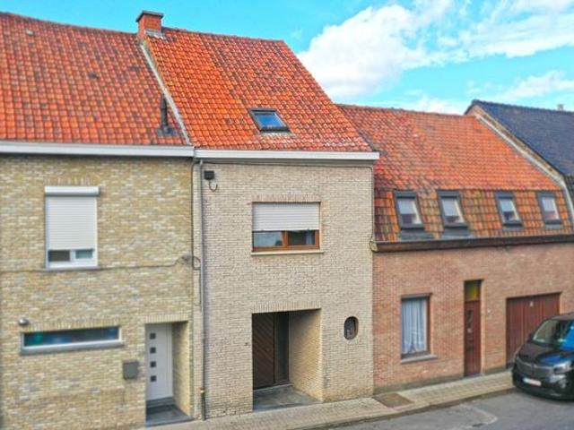 Rijwoning met 2 slaapkamers en veel potentieel