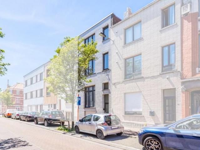 Rijwoning met 2 vergunde entiteiten en zeer veel potentieel