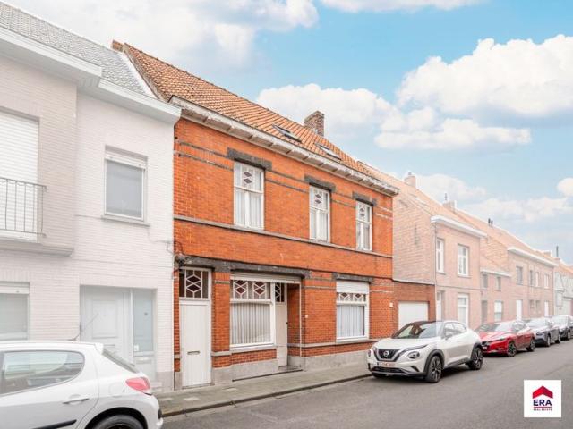 Rijwoning met 4 slaapkamers en garage in centrum Wakken