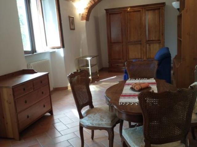 Ristrutturato, ammobiliato, 4 bagni, resede e parcheggio privati
