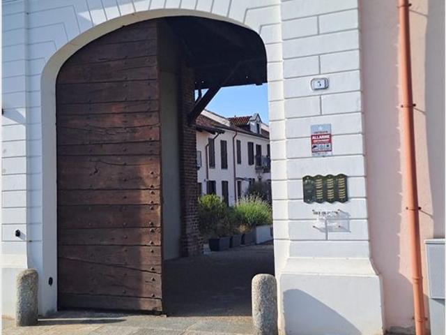 Rivalta di Torino – Borgata Doirone: il fascino della cascina, il comfort di oggi. Affittasi bilocale in ottime condizioni, con cantina e box auto