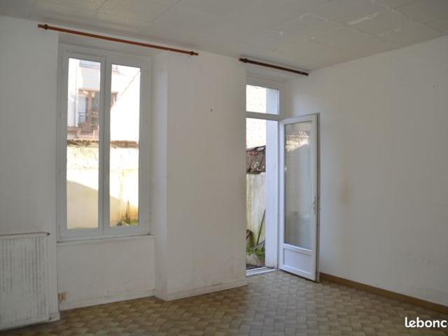 Rive droite maison de ville T5 avec cour