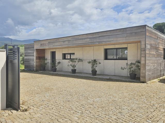 RIVE SUD PORTICCIO AGOSTA Superbe villa récente avec piscine