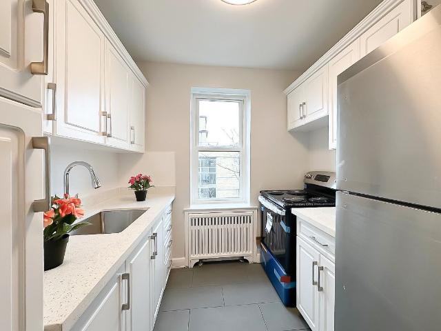 Riverview Plaza 1 Bedroom Apartment for Rent at 2645 Bloor St W, Toronto, ON M8X 1A3 Stonegate Queensway