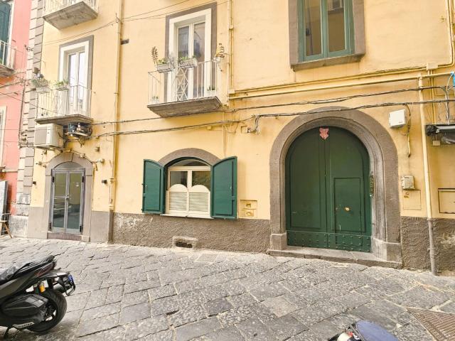 riviera di chiaia adiacenze bilocale arredato