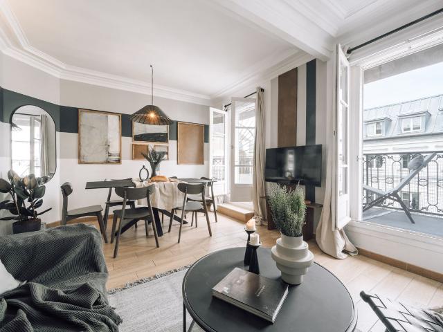 Rivoli 2 bedrooms and a balcony in the Louvre district, Paris Amsterdam Apartments for Rent