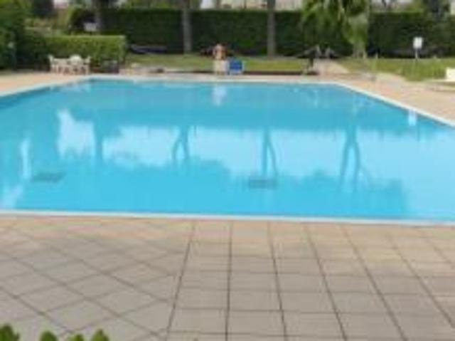 Rivoltella in posizione centrale trilocale con ampia piscina