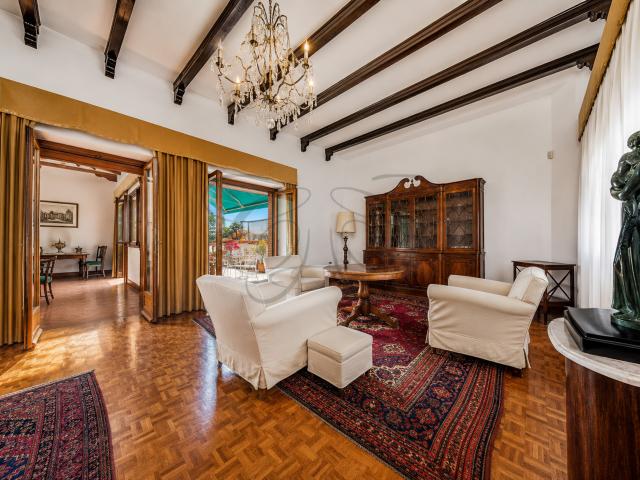 Roma Pinciano: L’Eleganza Classica di un Attico su Villa Borghese