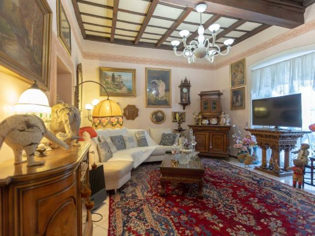 ROMANTICA VILLA STORICA 6.5 LOCALI CON CORTE A BRISSAGO