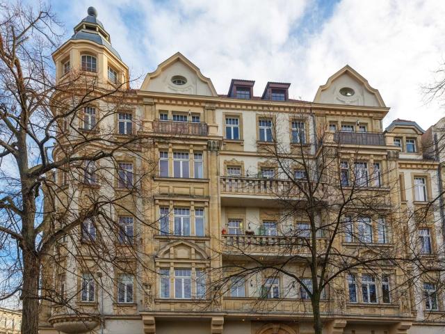 Romantischer Altbau Charme / Parkett, Erker, zwei Zimmer, bezugsfertig ab 01.12.2025