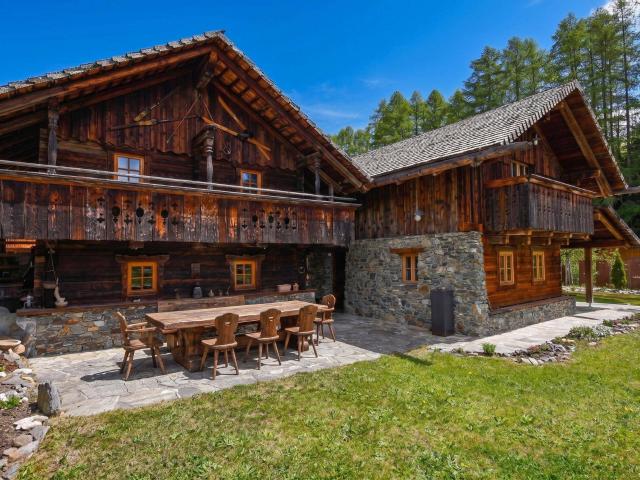 Romantisches Chalet Ensemble in idyllischer Lage / Lungau Einzigartiger Rückzugsort am Bach: historisches Chalet Ensemble mit Troadkasten