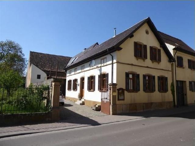 ROMANTISCHES BAUERNHAUS MIT SCHEUNE