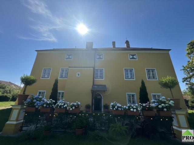 Romantisches Schloss in Oberösterreich nahe der BRD Grenze und Salzburg zu verkaufen, auch für Pferdehaltung geeignet!