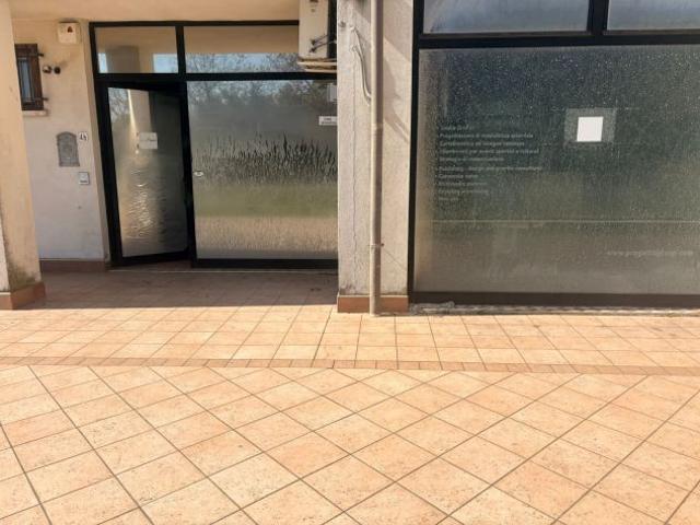 Roncadelle – Locale Commerciale con Magazzino e 2 bagni