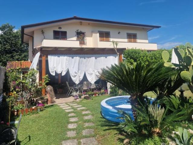 RONCHI, localit Poveromo, a pochi minuti dal mare, proponiamo in vendita ampia porzione di villa bifamiliare composta di soggiorno luminoso, cucina a