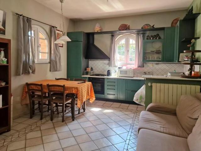 RONCHI, porzione di bifamiliare su unico piano con giardino privato. Ingresso su luminoso soggiorno con cucina a vista, disimpegno, due camere matrimo