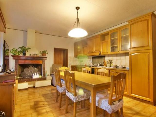 Ronco all'Adige: Casa indipendente divisa in tre unit abitative