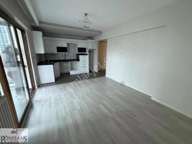Rönesans Emlaktan Havuzlu Sitede Ulaşıma Yakın Kiralık 2+1