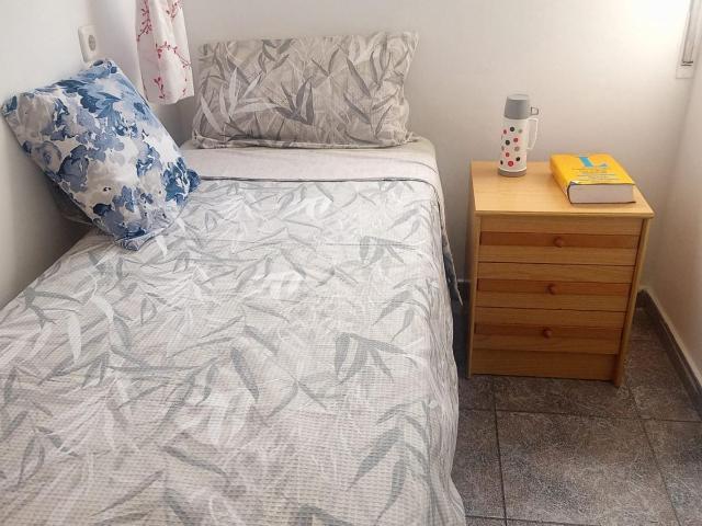 Room only for students with confirmed enrollment by university in Barcelona. Near Metro L4 and L2 La Pau