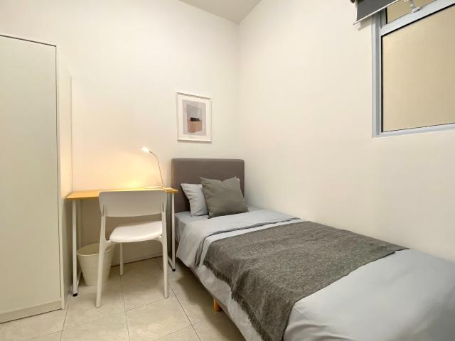 room at 9 Jln Membina, Singapore 169483