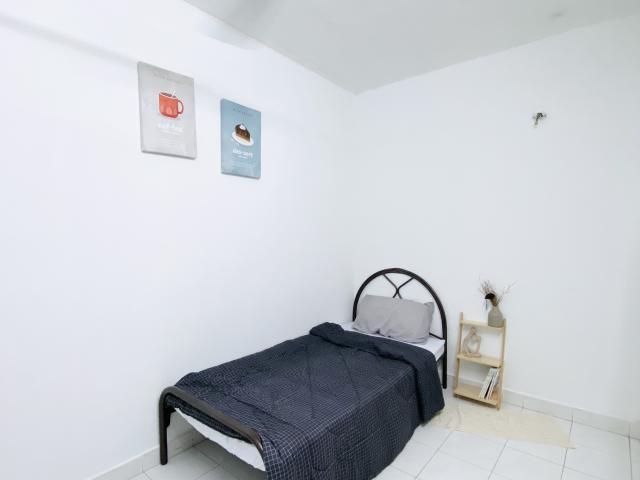 Room available at taman Megah 1 month deposit