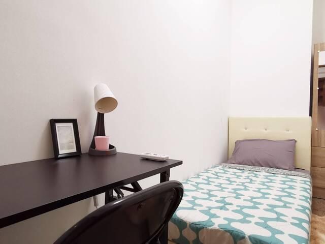 room – ECON3 @ Dover Parkview Tower D #13 05
