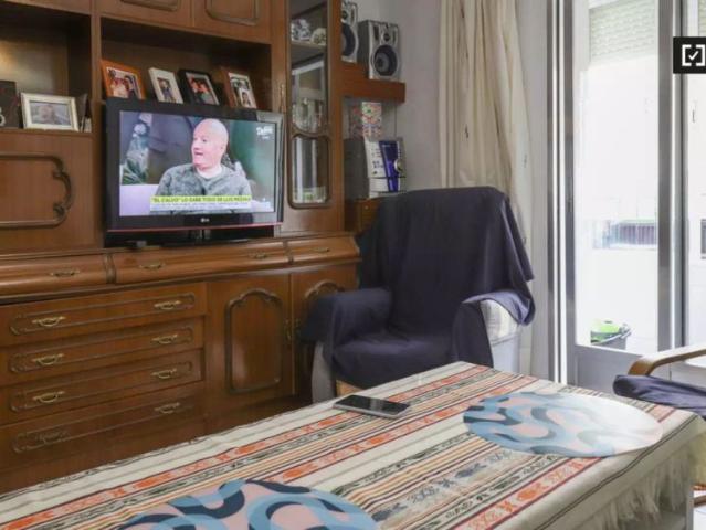 Room for women for rent in 2 bedroom apartment in El Pilar