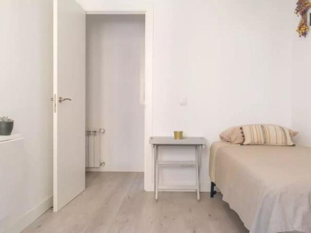 Room for women for rent in 3 bedroom apartment for professionals in Arganzuela