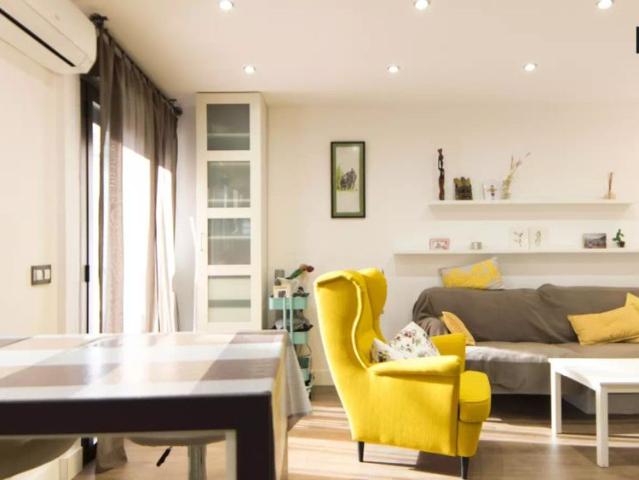 Room for postgrads for rent in stylish 2 bedroom apartment in relaxed Tetuán
