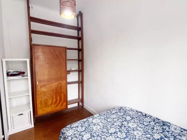 Room for rent in a 3 bedroom apartment in Barcelona