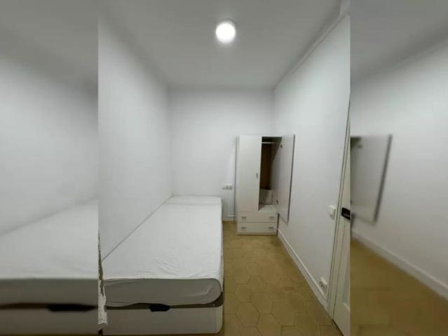 Room for rent in a 3 bedroom apartment in Barcelona