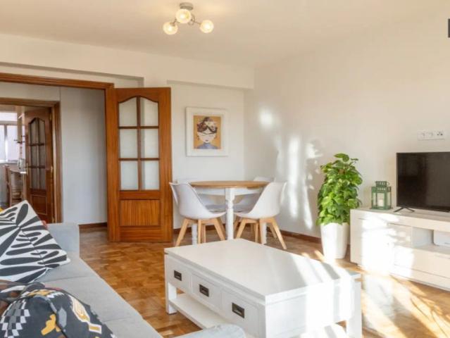 Room for rent in a 3 bedroom apartment in Madrid