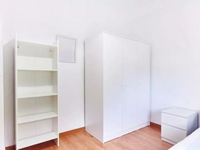 Room for rent in a 3 bedroom apartment in Sevilla
