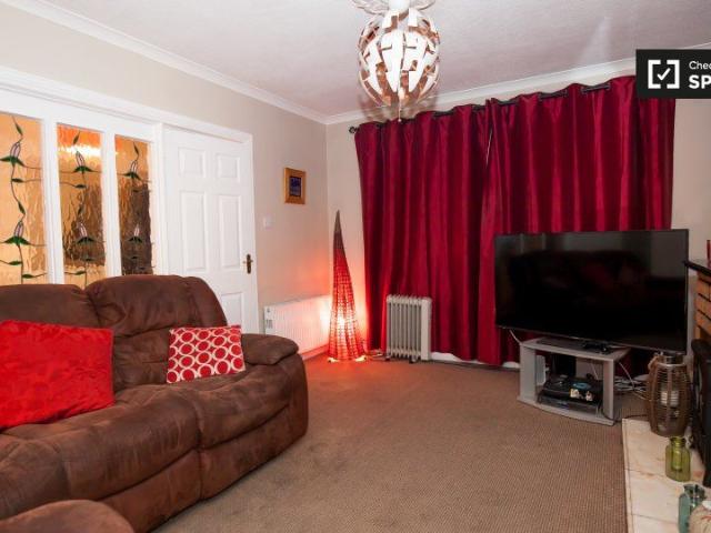 Room for rent in a 3 bedroom house in Oldbawn, Dublin
