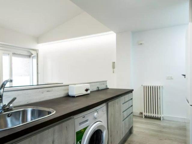 Room for rent in a 4 bedroom apartment in Zaragoza